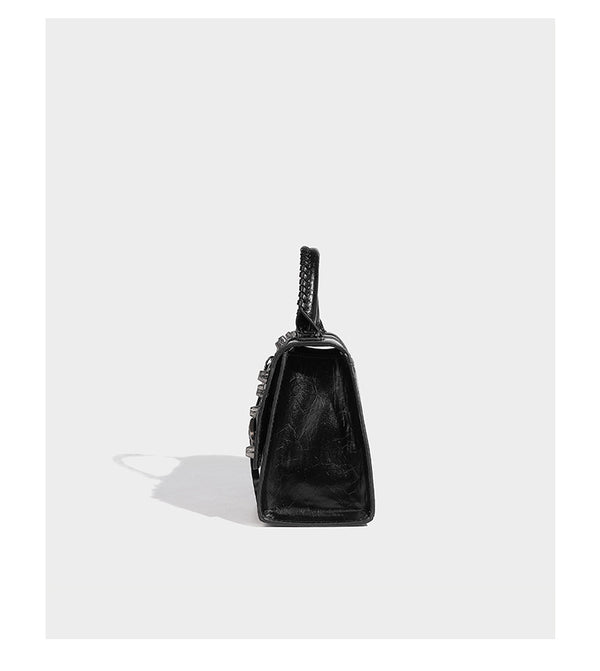 Strukturierte Trapez-Handtasche mit silberfarbenen Nieten, B-Logo-Verschluss, geflochtenem Tragegriff und abnehmbarem Schulterriemen