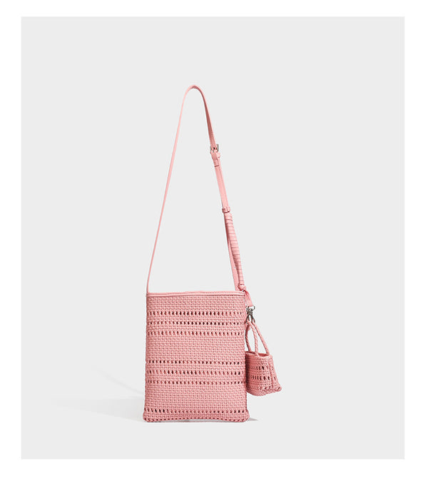 Kleine rechteckige Crossbody-Tasche aus offen geflochtenem Material mit passendem Mini-Täschchen und verstellbarem schmalem Riemen, Detailansicht 17