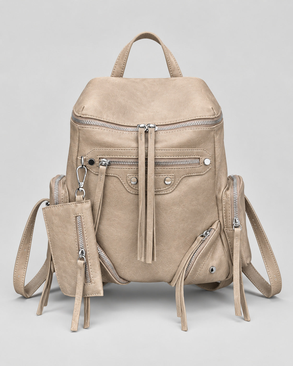 Schwarzer Rucksack in strukturierter Lederoptik mit mehreren Reißverschlussfächern in Silberoptik, Quasten-Zippern und abnehmbarem Mini-Etui