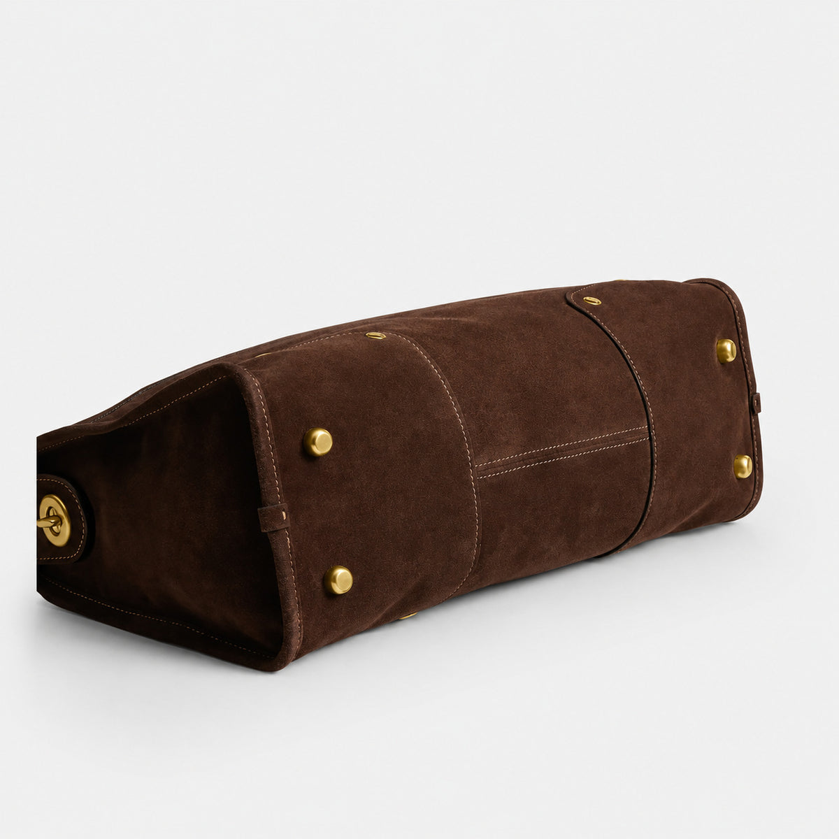 Strukturierte Henkeltasche mit mattem Veloursleder-Finish in Dunkelbraun, goldfarbenen Nieten, Drehverschluss und zwei abgerundeten Tragegriffen