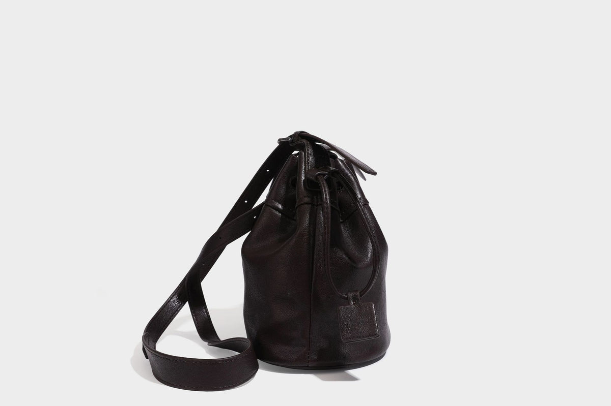Kleine Beuteltasche in genarbter Lederoptik mit Kordelzug, verstellbarem Crossbody-Riemen und silberfarbenen Beschlägen, Detailansicht 29