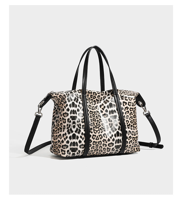 Tote-Bag in glänzender Lederoptik mit Leopardenmuster, schwarzen Besätzen, Reißverschluss oben und zwei Schultergriffen, Detailansicht 10