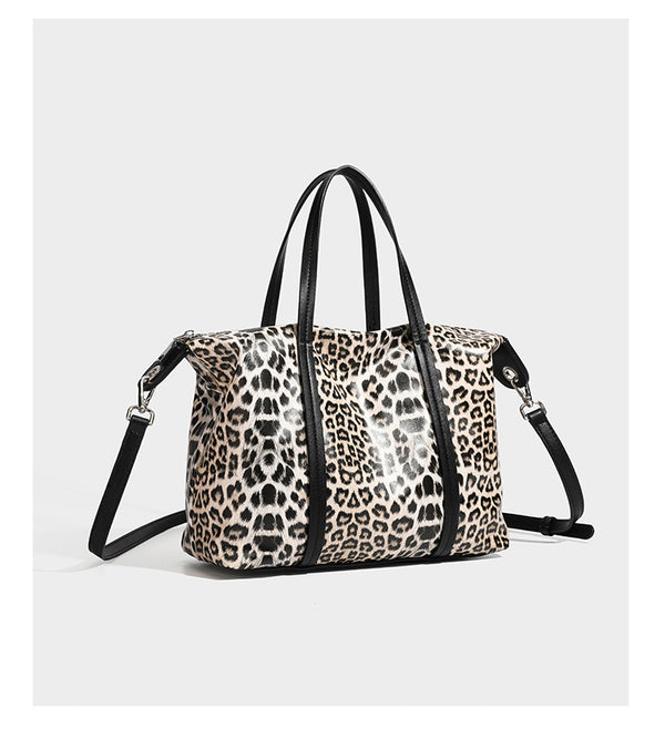 Tote-Bag in glänzender Lederoptik mit Leopardenmuster, schwarzen Besätzen, Reißverschluss oben und zwei Schultergriffen, Detailansicht 10
