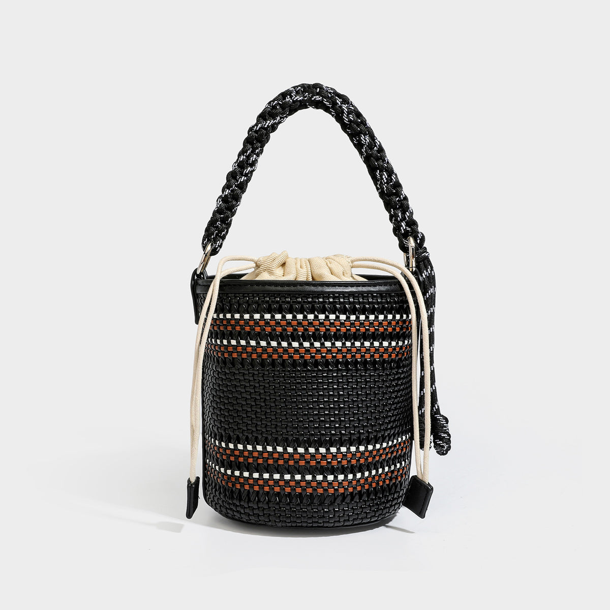 Zylindrische, handgeflochtene Beuteltasche mit geflochtenem Tragegriff, Kordelzugverschluss, Kordelquasten und Metalldetails, Detailansicht