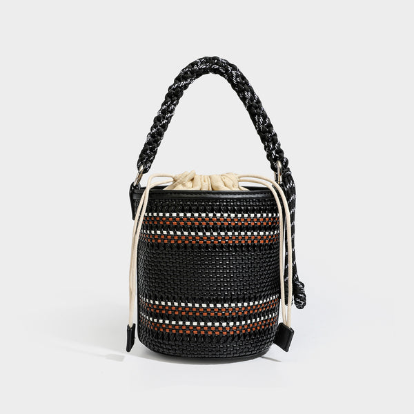 Zylindrische, handgeflochtene Beuteltasche mit geflochtenem Tragegriff, Kordelzugverschluss, Kordelquasten und Metalldetails, Detailansicht