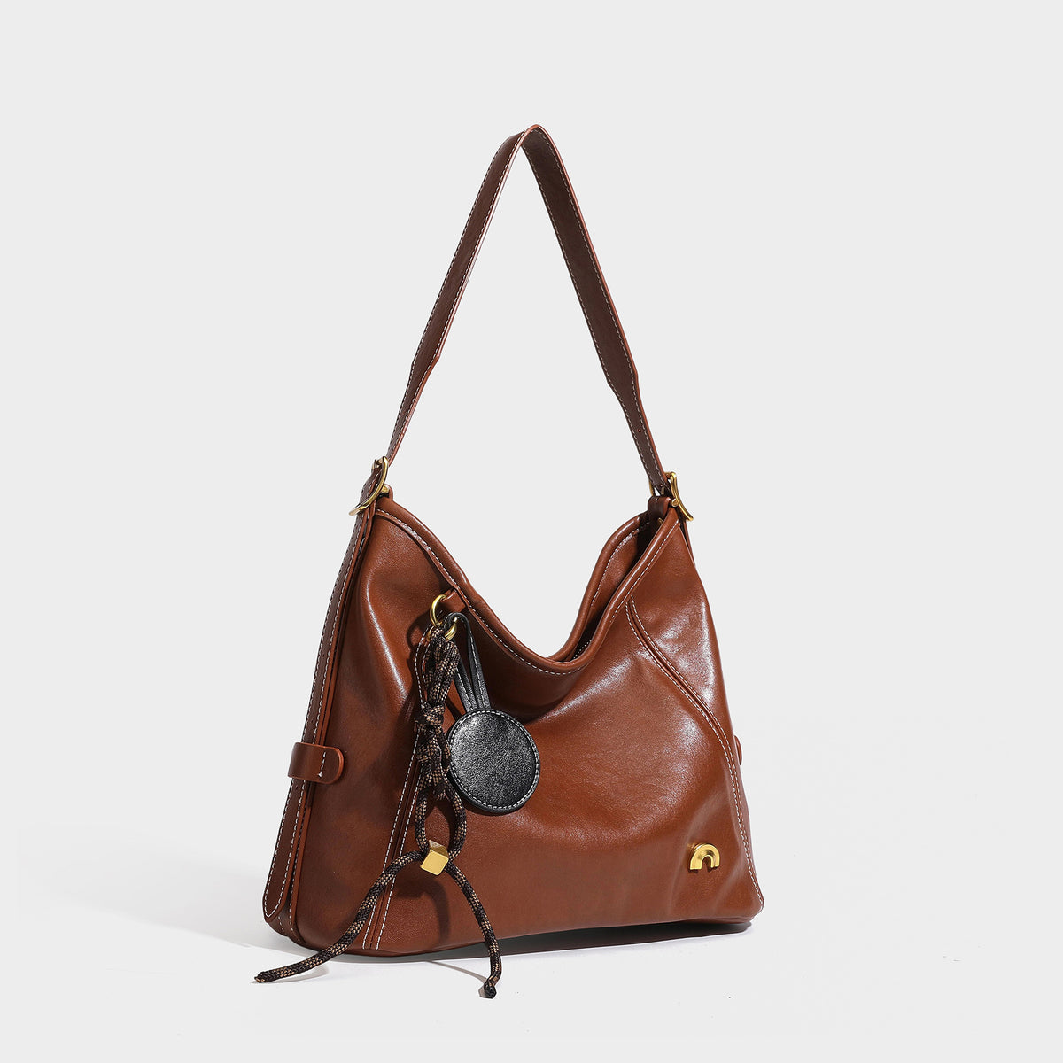 Lässig geformte Hobo-Schultertasche aus glatter Lederoptik mit kontrastierenden Ziernähten, Beschlägen in Antikgoldoptik und, Vorderansicht
