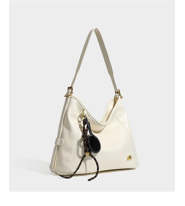 Lässig fallende Hobo-Schultertasche in glatter Lederoptik mit Kontrastnähten, antikgoldfarbenen Beschlägen und, Detail