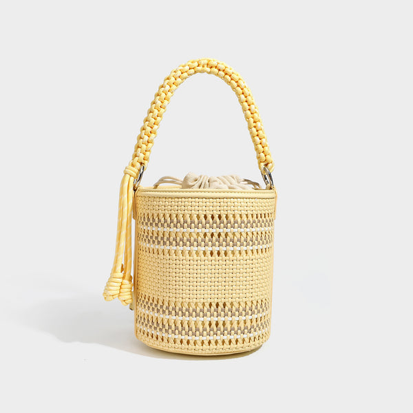 Zylindrische, handgeflochtene Beuteltasche mit geflochtenem Tragegriff, Kordelzugverschluss, Kordelquasten und Metalldetails, Detailansicht