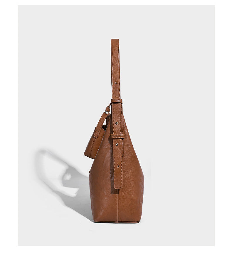 Glänzende Hobo-Schultertasche in Lederoptik mit abnehmbarem Mini-Beutel und Logo-Beschlägen in Goldoptik, Detailansicht 10