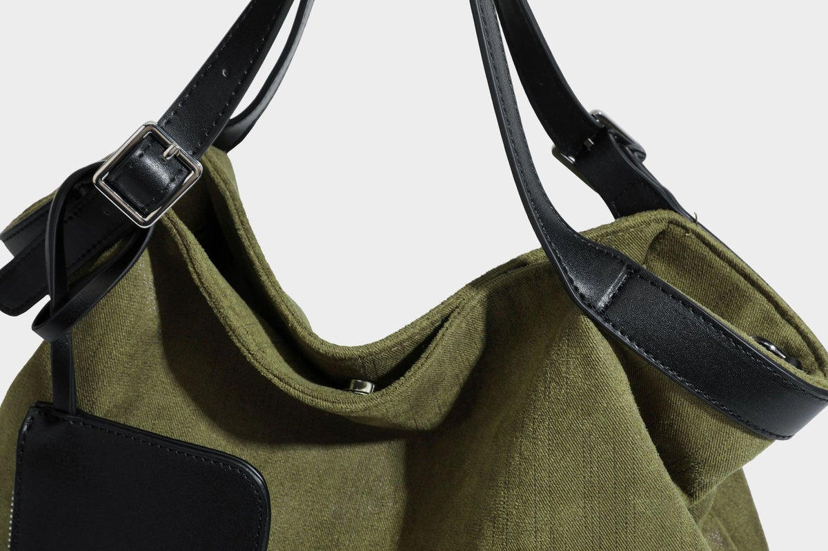 Weich fallender olivgrüner Shopper in Canvas-Optik mit Henkeln in schwarzer Lederoptik, abnehmbarem Reißverschlusstäschchen und silberfarbenen Beschlägen