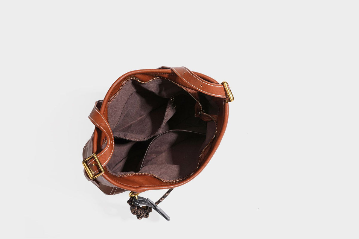 Lässige Hobo-Schultertasche mit glatter Oberfläche in Lederoptik, kontrastierenden Steppnähten, antikgoldfarbenen Metallelementen und, Detail