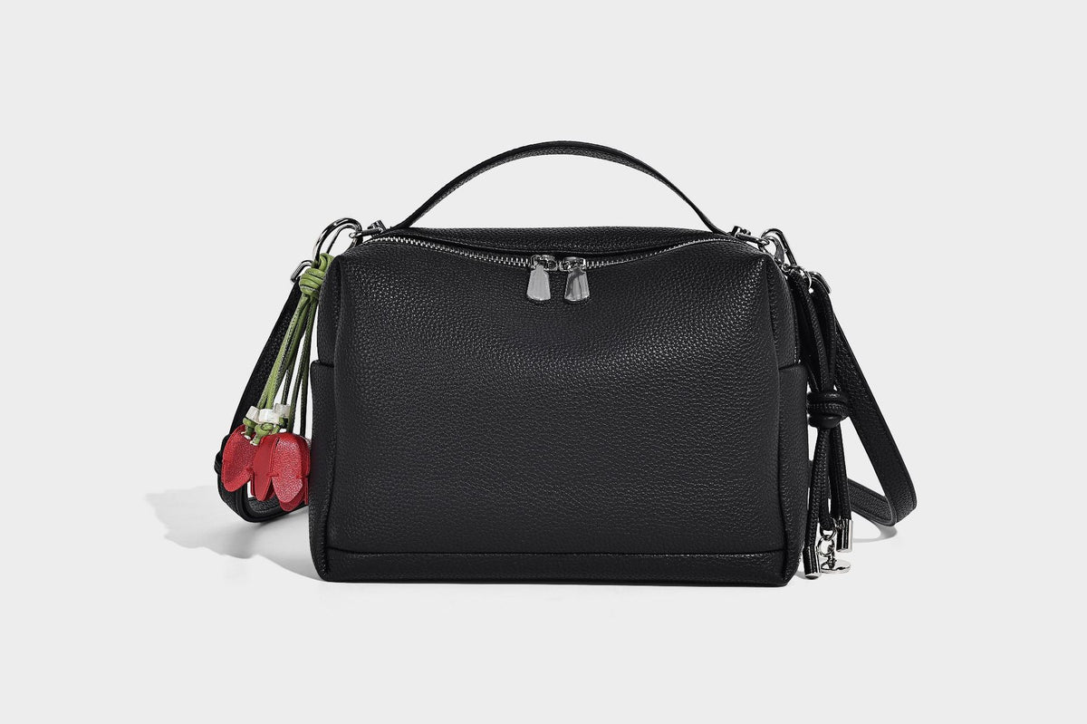 Kleine strukturierte Crossbody-Tasche mit Tragegriff aus genarbtem Material, Reißverschluss, silberfarbenen Beschlägen und optionalem Quastenanhänger