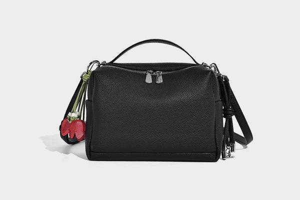 Kleine strukturierte Crossbody-Tasche mit Tragegriff aus genarbtem Material, Reißverschluss, silberfarbenen Beschlägen und optionalem Quastenanhänger