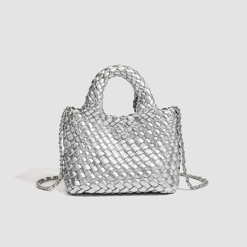 Mini-Tasche aus gewebtem Korbgeflecht mit abgerundeten Tragegriffen und abnehmbarem silberfarbenem Kettenriemen, Detailansicht 8