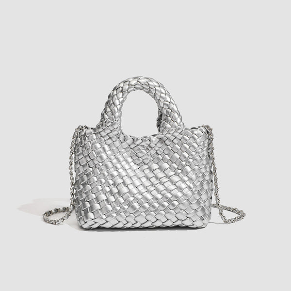 Mini-Tasche aus gewebtem Korbgeflecht mit abgerundeten Tragegriffen und abnehmbarem silberfarbenem Kettenriemen, Detailansicht 8