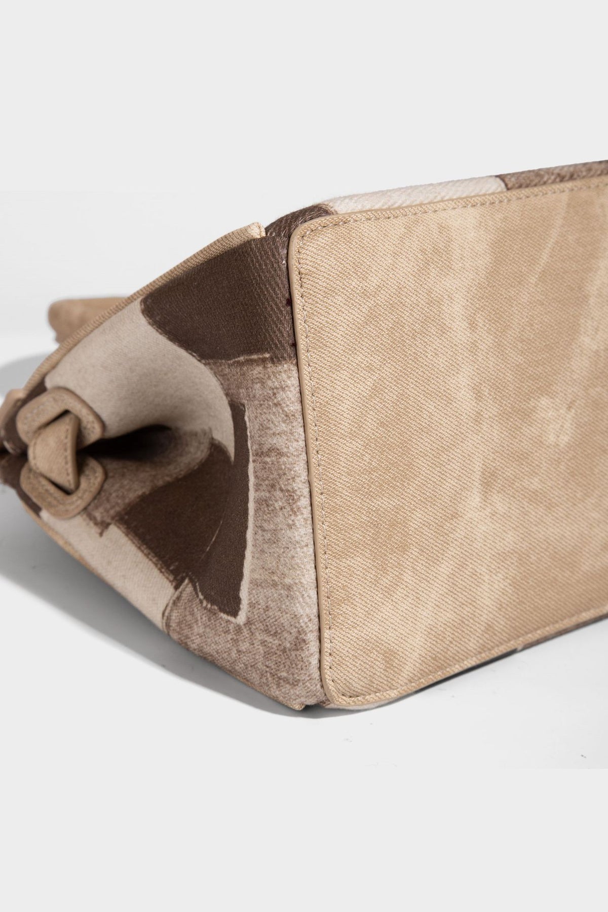 Strukturierte Patchwork-Henkeltasche mit zwei Tragegriffen, Klappverschluss mit Drehverschluss und silberfarbenen Beschlägen, Detailansicht 25