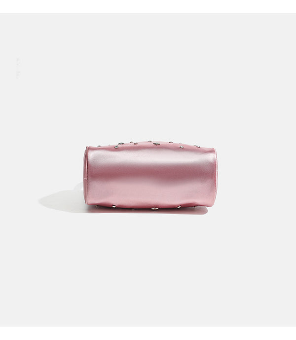 Kompakte Metallic-Schultertasche mit sternförmigen Nieten und Nieten in Strassoptik in Silber, Reißverschluss oben und einem fest angebrachten Riemen