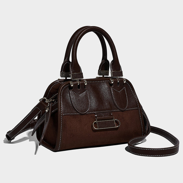 Kleine strukturierte Henkeltasche mit abgerundeten Henkeln, kontrastierenden weißen Ziernähten, silberfarbenem Stäbchenverschluss und abnehmbarem
