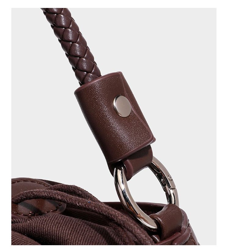 Kleine gewebte geometrische Bucket-Bag mit geflochtenem Henkel in Lederoptik und Kordelzugverschluss im zweifarbigen Muster aus Braun und Weiß