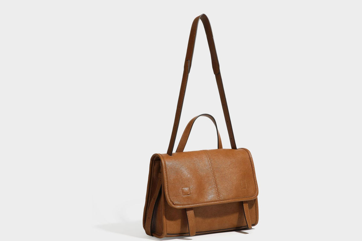 Strukturierte Satchel-Tasche mit Überschlag aus dunkelbrauner, glänzender Lederoptik, kurzem Tragegriff und langem, verstellbarem Schulterriemen
