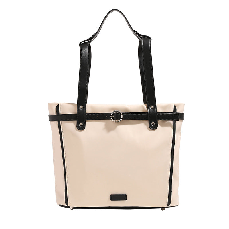 Große wandelbare Tote-Bag in Creme mit Riemen in Lederoptik und Ringschnallendetail, Detailansicht 5