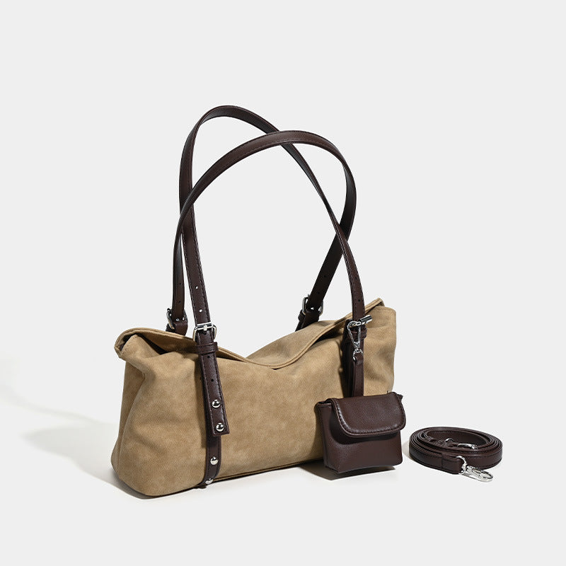 Große lässig fallende Hobo-Schultertasche in Camel mit dunkelbraunen Details in Lederoptik, zwei Schulterriemen, silberfarbenen Beschlägen und