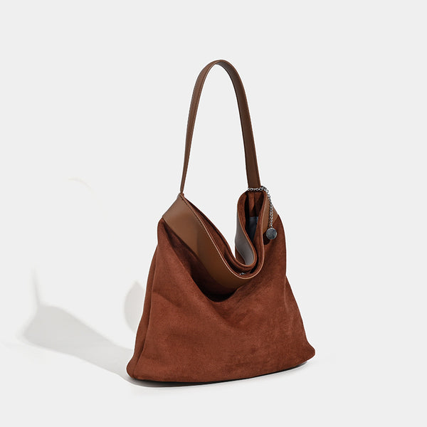 Lässige Hobo-Bag mit offenem Abschluss in matter Veloursleder-Optik, glatten Kunstlederdetails und einem einzelnen Schulterriemen, Detailansicht 2