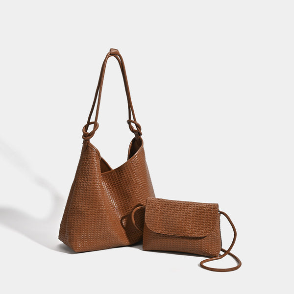 Weich fallende Tote-Bag in gewebter, geprägter Lederoptik mit schmalen, geknoteten Schulterriemen in Trapezform, Detailansicht 8