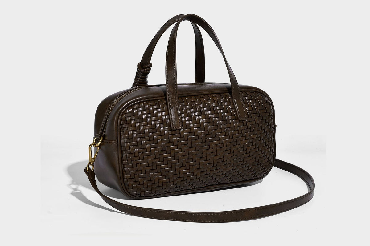 Strukturierte Boston-Tasche mit gewebter Optik, glattem Besatz in Lederoptik, zwei oberen Tragegriffen, abnehmbarer Mini-Druckknopftasche sowie Detail