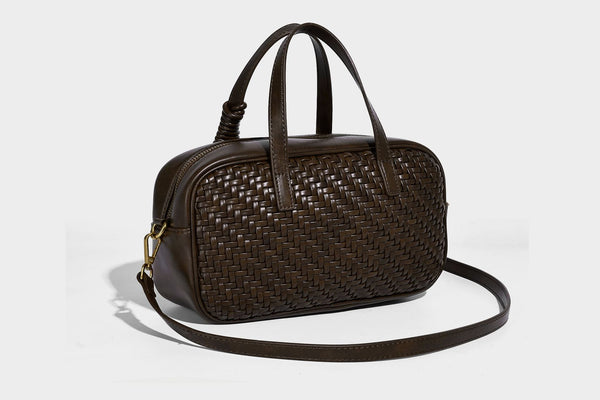 Strukturierte Boston-Tasche mit gewebter Optik, glattem Besatz in Lederoptik, zwei oberen Tragegriffen, abnehmbarer Mini-Druckknopftasche sowie Detail