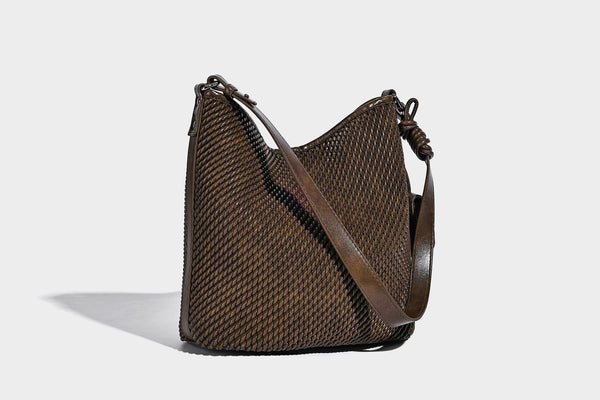 Große, lässig fallende Hobo-Schultertasche in brauner Webstruktur mit kleiner Tasche mit Überschlag und schmalem geknotetem Riemen, Detailansicht 28