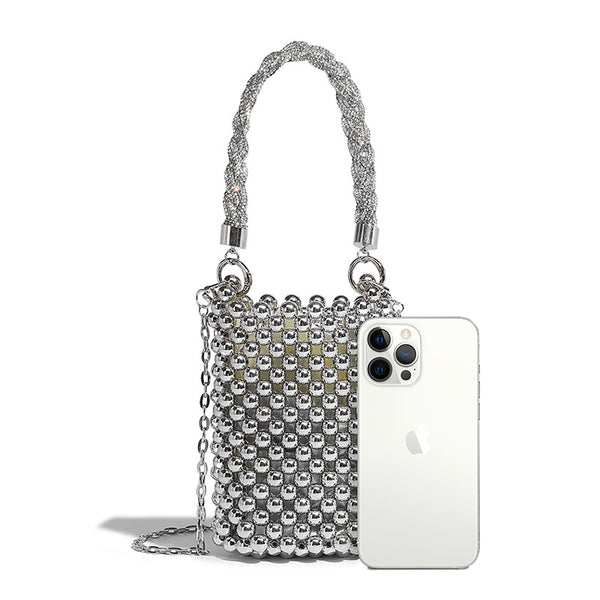 Mini-Bucket-Bag in zylindrischer Form, mit metallisch silberfarbenen Perlen besetzt, geflochtenem Tragegriff und Ketten-Schulterriemen, Detailansicht 28