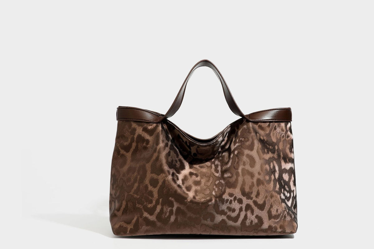 Glänzende Tote-Bag mit Leopardenmuster, dunkelbraunem Besatz in Lederoptik und zwei Tragegriffen, Detailansicht 18
