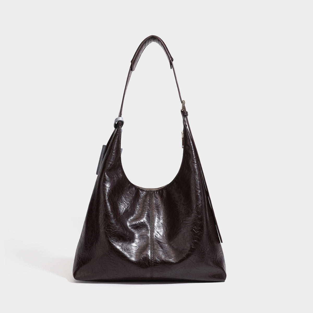 Große dunkelbraune, glänzende Hobo-Schultertasche mit Crinkle-Optik, Reißverschluss, goldfarbenen Metalldetails, verstellbarem Riemen und Hellblau