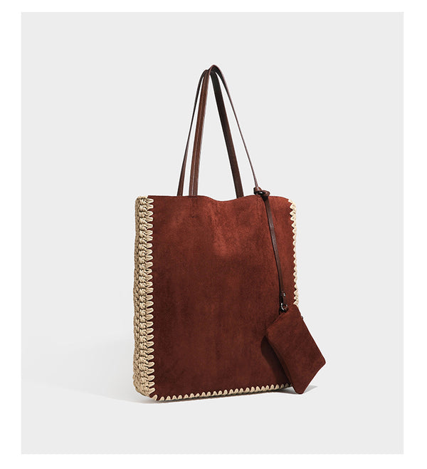 Große matte Tote-Bag in Veloursleder-Optik mit cremefarbenem Randbesatz aus gehäkelter Kordel, langen schmalen Schulterriemen und kleinem abnehmbarem, passendem