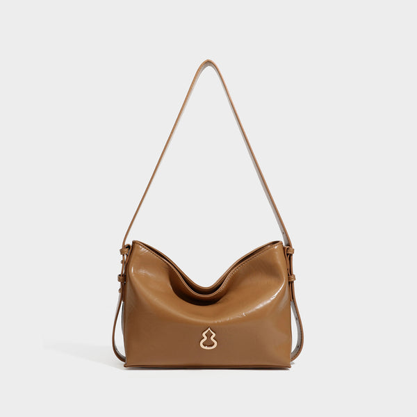 Lässig fallende Hobo-Schultertasche mit offenem Oberteil aus glänzender, karamellbrauner Lederoptik, mit Logo-Beschlägen in Goldoptik und langem, verstellbarem