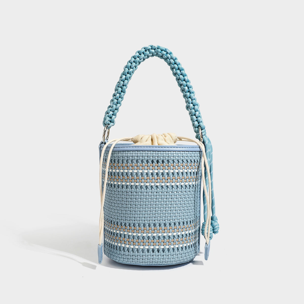 Zylindrische, handgeflochtene Beuteltasche mit geflochtenem Tragegriff, Kordelzugverschluss, Kordelquasten und Metalldetails, Detailansicht