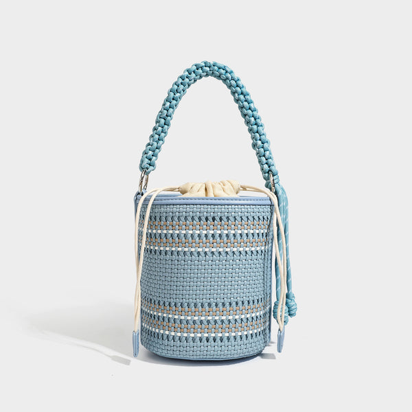 Zylindrische, handgeflochtene Beuteltasche mit geflochtenem Tragegriff, Kordelzugverschluss, Kordelquasten und Metalldetails, Detailansicht
