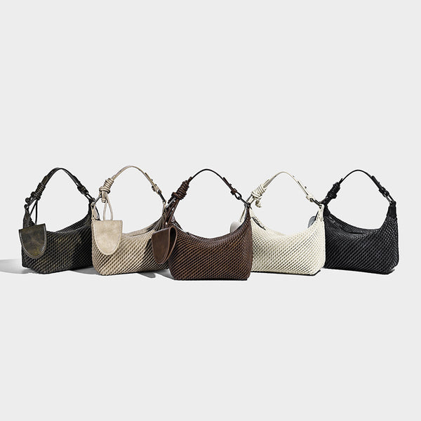 Halbmondförmige Hobo-Schultertasche in gewebter Optik mit geknotetem Tragegriff, integrierter Mini-Klappentasche und verstellbarem Träger in warmen