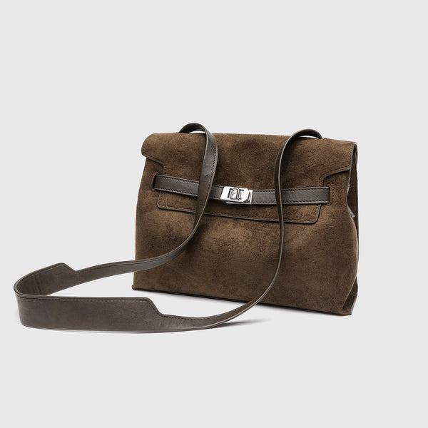 Schultertasche mit Überschlag in Kaffeebraun mit Velourslederoptik, silberfarbenem Drehverschluss und dunkler Kantenverarbeitung in Lederoptik, Detailansicht 4