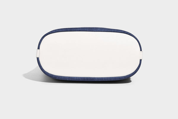 Große Bucket-Schultertasche aus Canvas in Denim-Optik mit Besatz in weißer Lederoptik, geknotetem Riemen und abnehmbarer Mini-Tasche auf der Vorderseite