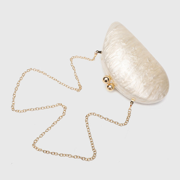 Ovale Hartschalen-Clutch mit marmorierter Perlmuttschimmer-Oberfläche, doppeltem Kugelverschluss in Goldoptik und Kettenriemen in Goldoptik, Detailansicht
