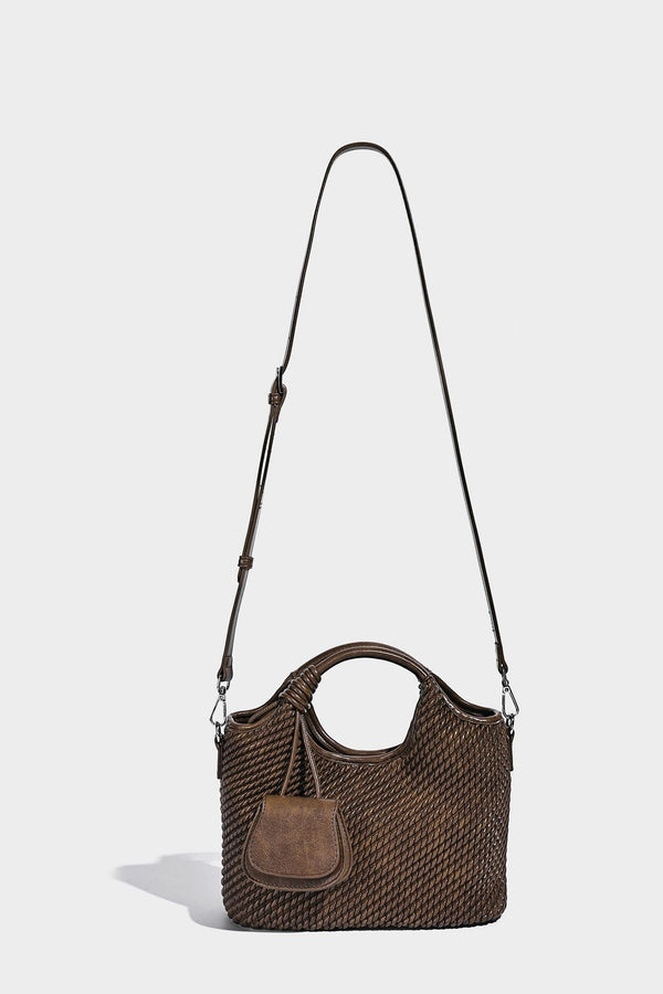 Strukturierte Beuteltasche mit Webstruktur, geknotetem Tragegriff, vorderer Klappentasche und abnehmbarem Crossbody-Riemen in Silberoptik