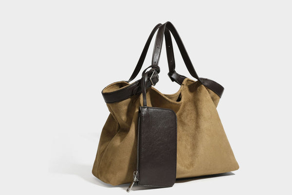 Große, weich fallende Tote aus Wildlederoptik in warmem Braun mit dunklen glatten Besätzen, zwei Tragegriffen, abnehmbarem Reißverschluss-Etui und, Detail