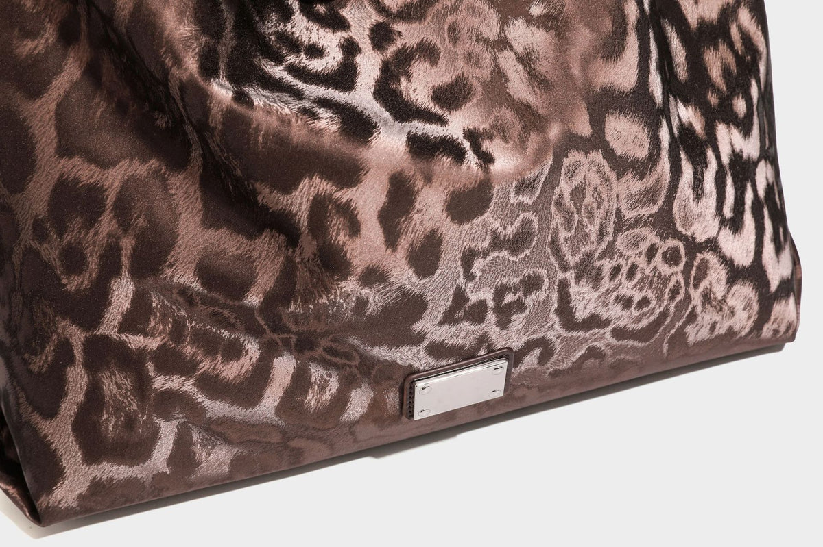 Locker fallende Hobo-Schultertasche mit Leopardenprint, glänzender Satinoptik, silberfarbenen Ringdetails und schmalem Schulterriemen