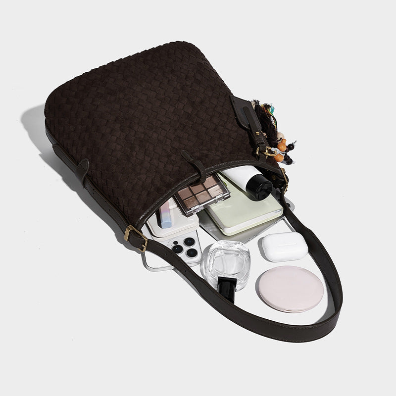 Dunkelbraune Beuteltasche mit Webstruktur, Knotenschnürverschluss, goldfarbenen Metalldetails und verstellbarem Schulterriemen, Detailansicht 4