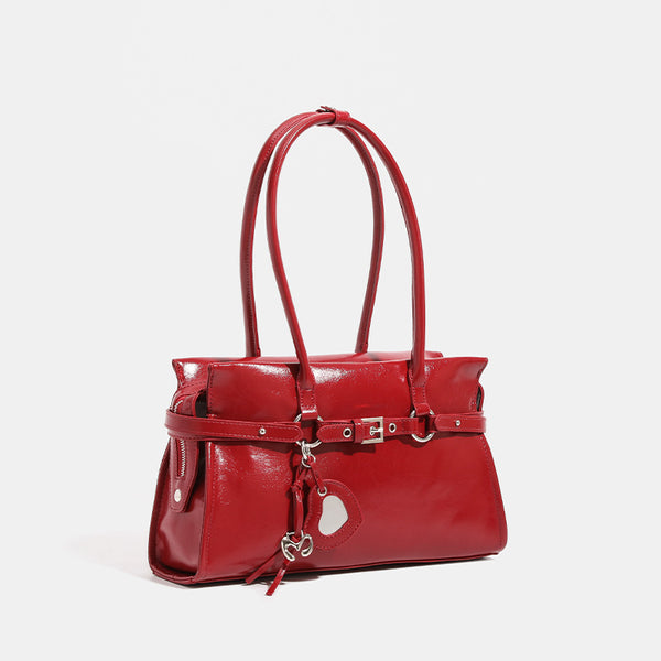 Strukturierte, glänzende trapezförmige Schultertasche mit zwei Henkeln oben, umlaufendem Riemen, silberfarbenem Verschluss und hängendem