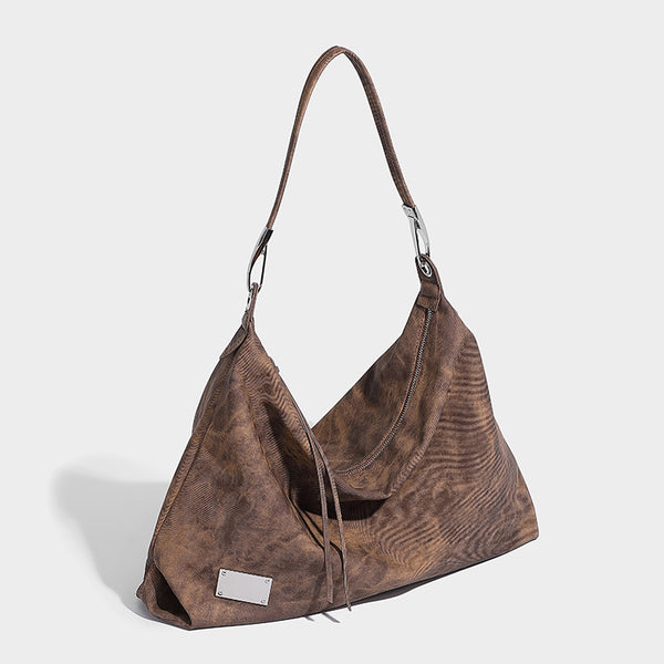 Große, lässig fallende Hobo-Schultertasche mit gewaschener, matter Struktur, Reißverschluss oben, silberfarbenen Beschlägen und langem, detail