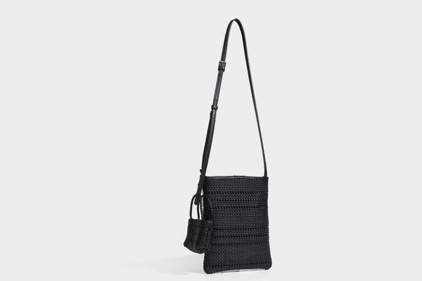 Kleine rechteckige Crossbody-Tasche aus offen geflochtenem Material mit passendem Mini-Täschchen und verstellbarem schmalem Riemen, Detailansicht 43