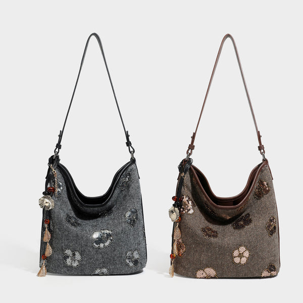 Lässig fallende Hobo-Schultertasche aus anthrazitfarbenem Webstoff mit floraler Stickerei aus silberfarbenen Pailletten, Besatz in schwarzer Lederoptik und lang